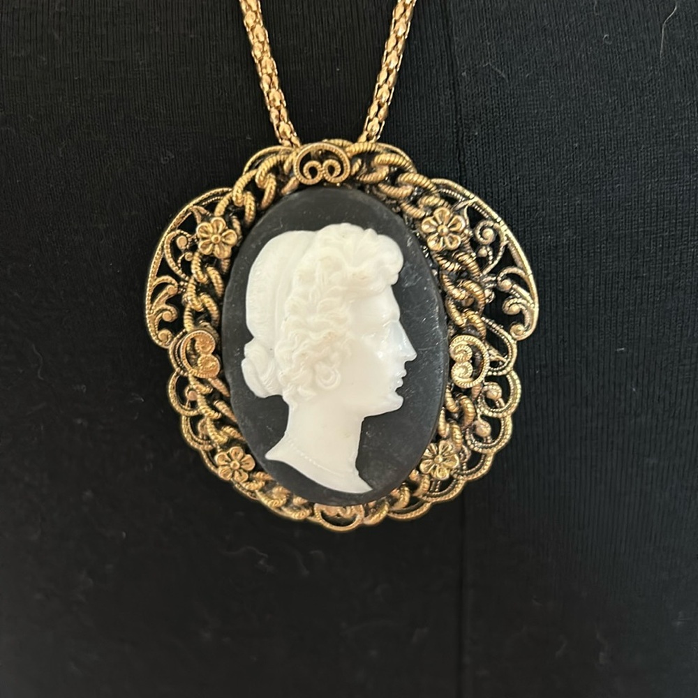 Antique gold necklace and brooch set.